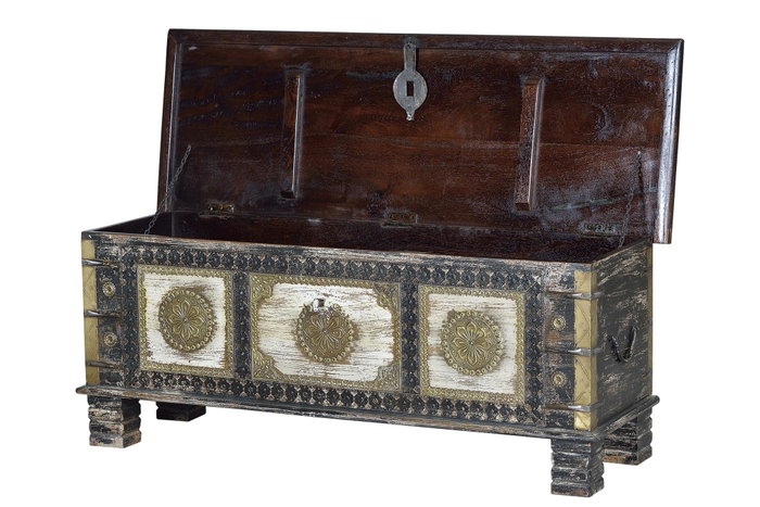GINER Y COLOMER - Coffre de rangement en bois de manguier massif avec détails en bronze, finition noir vieilli et cerise, 46x116x40 cm